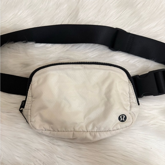 Lululemon Everywhere Belt Bag 1L | White Opal & Black - Picture 3 of 8